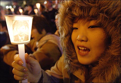 지난 1년동안 시간이 날때마다 촛불시위에 참가해왔다는 김민정씨가 29일 저녁 촛불시위 1주년 기념 행사에 참가해 반미 구호를 외치고 있다. 
 